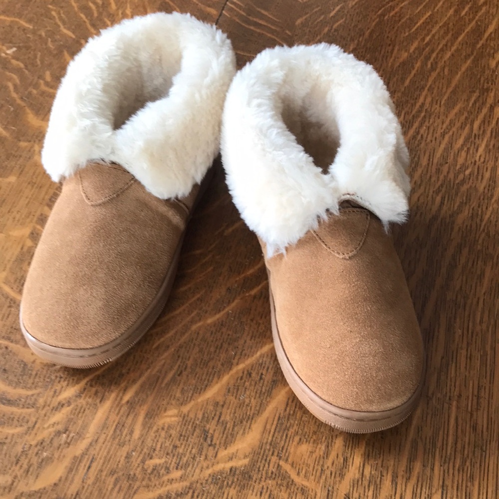Lamo  new  sz 6 Cozy  suede Shearling Lined Slip-On Slippers - Tan and Cream